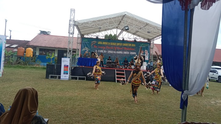 Menghadiri Undangan Pembukaan Pameran dan Kontes Bonsay "THE LUXURY BONSAY OF PESUT MAHAKAM" di Kelurahan Makroman