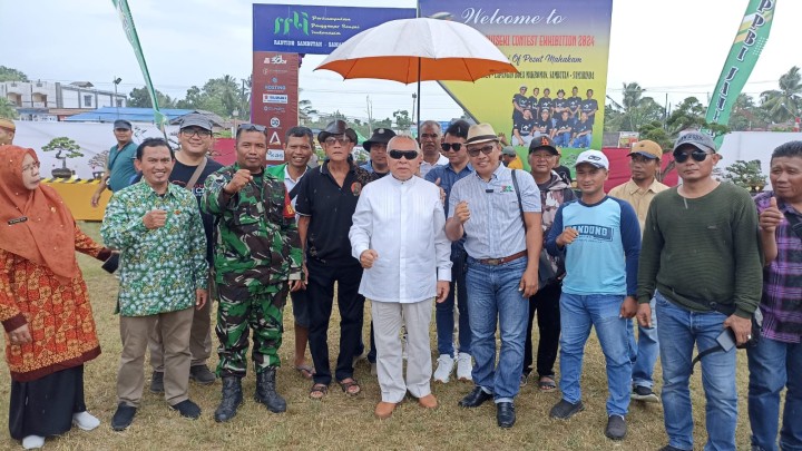 Menghadiri Undangan Pembukaan Pameran dan Kontes Bonsay "THE LUXURY BONSAY OF PESUT MAHAKAM" di Kelurahan Makroman