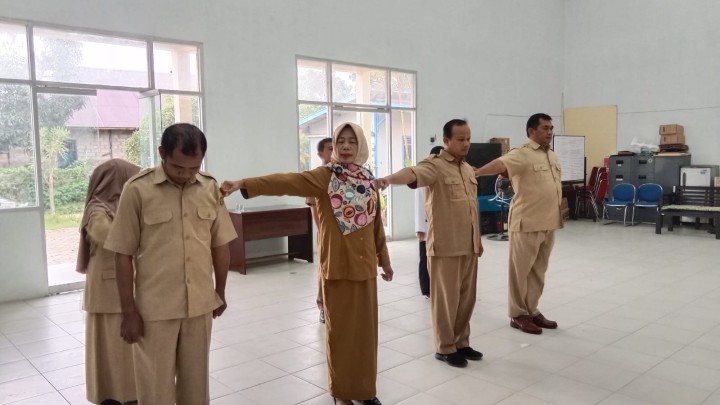 Rutinitas Apel pagi di lingkungan pemerintahan kelurahan sindang sari