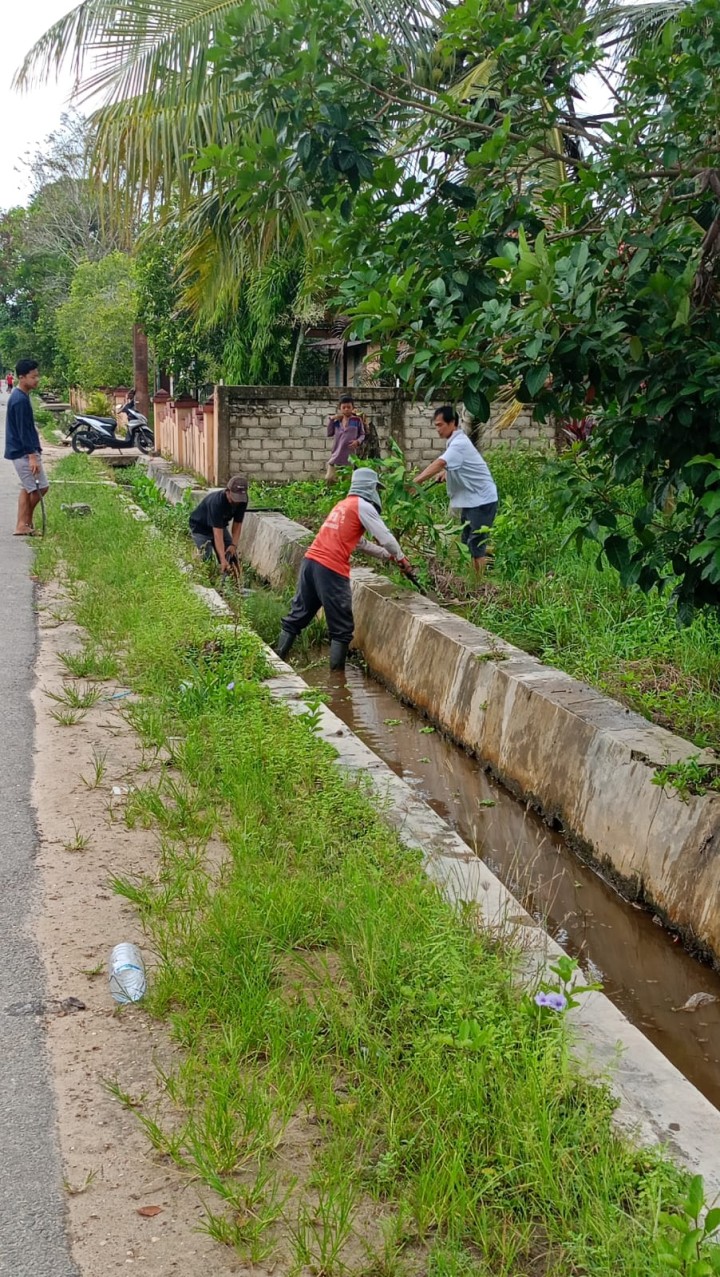 Gotong Royong Lingkungan di wilayah masing-masing RT Se-Kelurahan Sindang Sari.