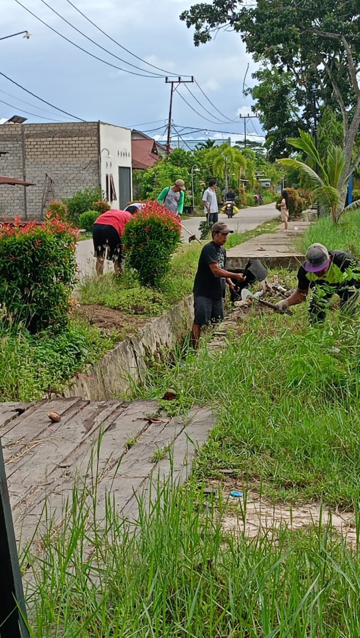 Gotong Royong Lingkungan di wilayah masing-masing RT Se-Kelurahan Sindang Sari.