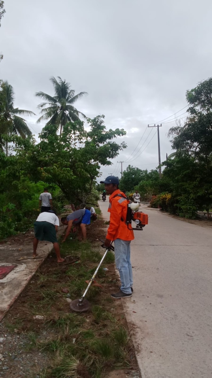 Gotong Royong Lingkungan di wilayah masing-masing RT Se-Kelurahan Sindang Sari.