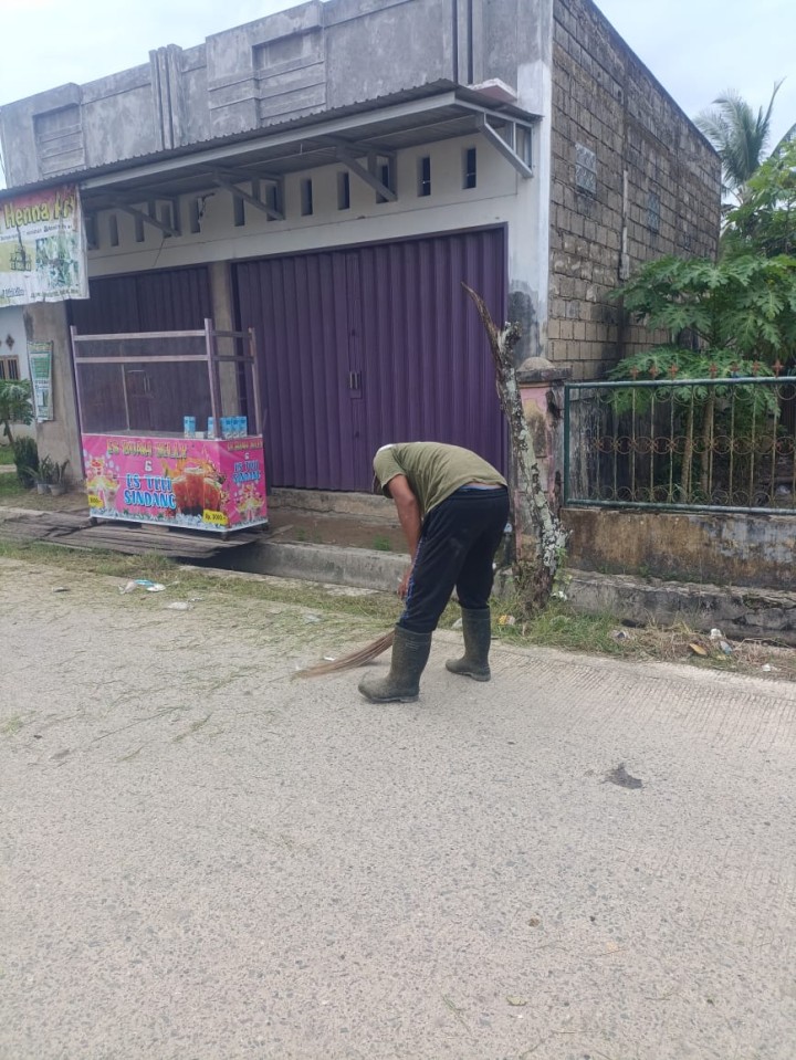 Gotong Royong Lingkungan di wilayah masing-masing RT Se-Kelurahan Sindang Sari.