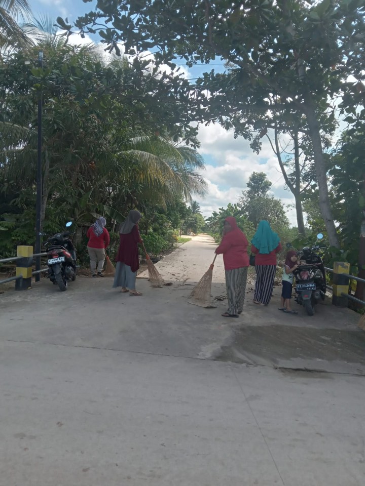 Gotong Royong di Lingkungan wilayah RT masing-masing.