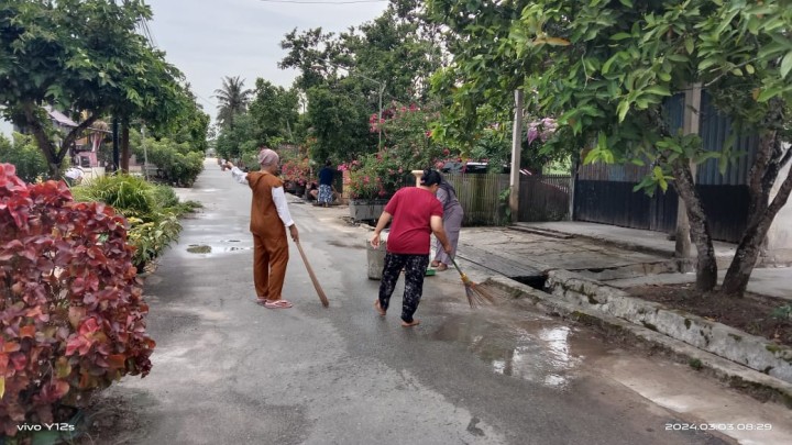 Gotong Royong di Lingkungan wilayah RT masing-masing.