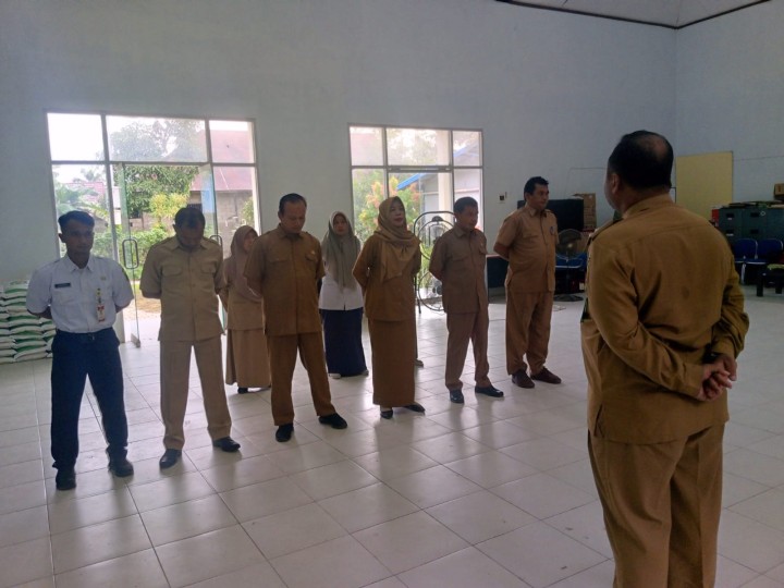 Rutinitas Kegiatan Apel pagi di Lingkungan Pemerintahan Kantor Kelurahan Sindang Sari seluruh Pegawai ASN  dan NON ASN