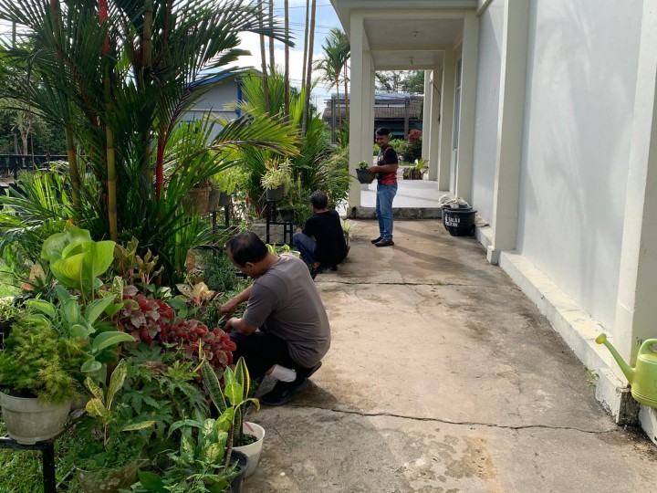 Gotong Royong Membersihkan Gulma dan Rumput liar dilingkungan Sekitar Halaman Gedung Serba Guna Kelurahan Sindang Sari