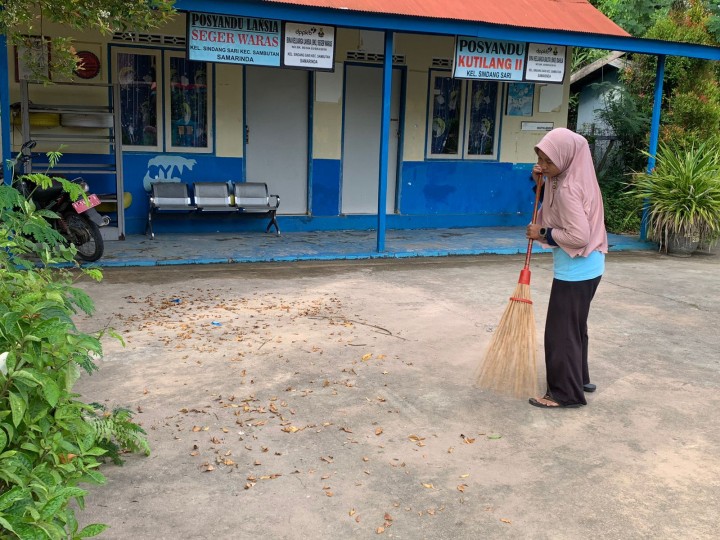 Gotong Royong Membersihkan Gulma dan Rumput liar dilingkungan Sekitar Halaman Gedung Serba Guna Kelurahan Sindang Sari