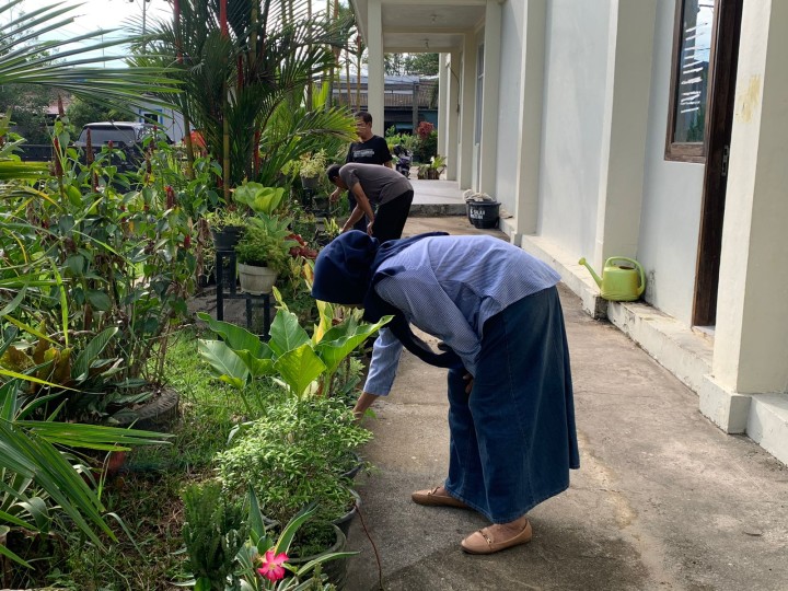 Gotong Royong Membersihkan Gulma dan Rumput liar dilingkungan Sekitar Halaman Gedung Serba Guna Kelurahan Sindang Sari