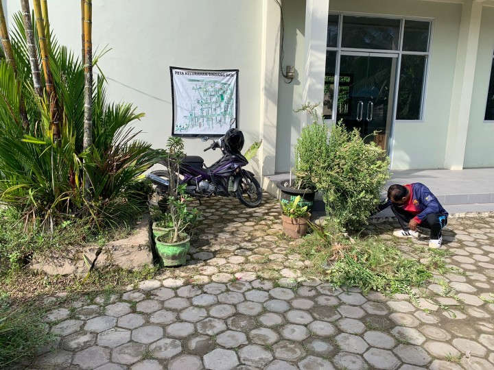 Gotong Royong Membersihkan Gulma dan Rumput liar dilingkungan Sekitar Halaman Gedung Serba Guna Kelurahan Sindang Sari