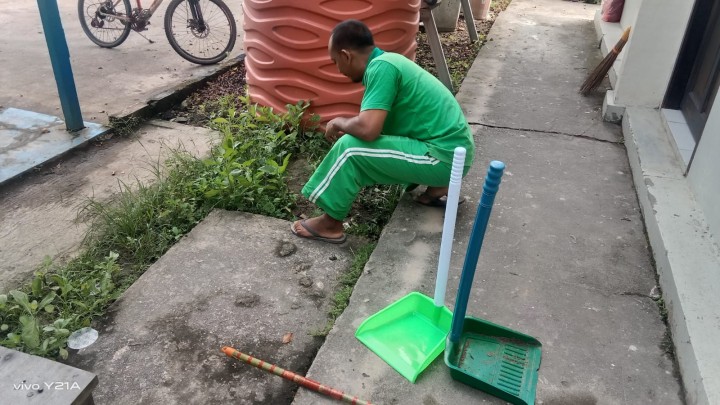 Gotong Royong Membersihakan Gulma atau Rumput liar di Sekitar lingkungan balai kelurahan bersama Pegawai Kelurahan.