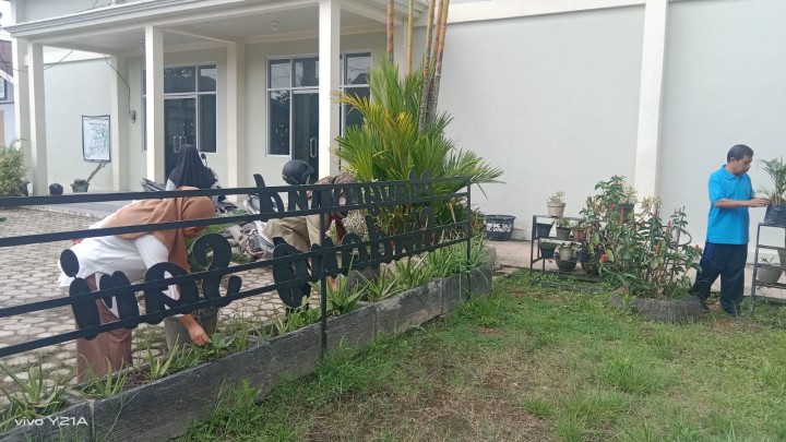 Gotong Royong Membersihakan Gulma atau Rumput liar di Sekitar lingkungan balai kelurahan bersama Pegawai Kelurahan.