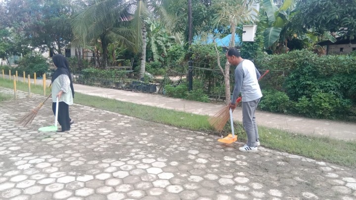 Gotong Royong Membersihakan Gulma atau Rumput liar di Sekitar lingkungan balai kelurahan bersama Pegawai Kelurahan.