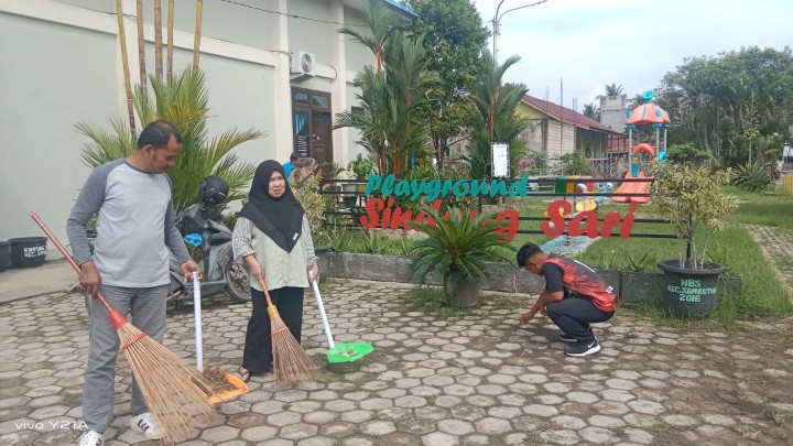Gotong Royong Membersihakan Gulma atau Rumput liar di Sekitar lingkungan balai kelurahan bersama Pegawai Kelurahan.