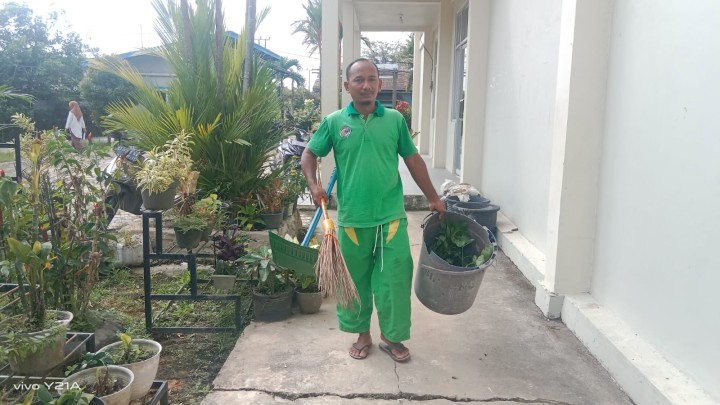 Gotong Royong Membersihakan Gulma atau Rumput liar di Sekitar lingkungan balai kelurahan bersama Pegawai Kelurahan.