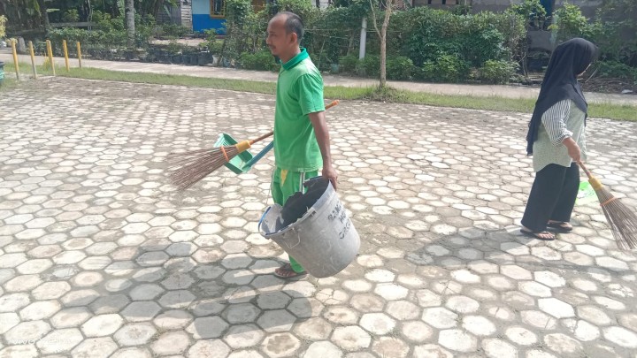 Gotong Royong Membersihakan Gulma atau Rumput liar di Sekitar lingkungan balai kelurahan bersama Pegawai Kelurahan.