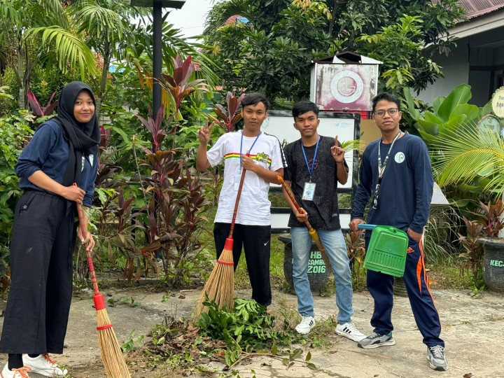 Gotong Royong membersihkan Rumput dan Sampah sekitar Lingkungan Aula Kelurahan Sindang Sari.