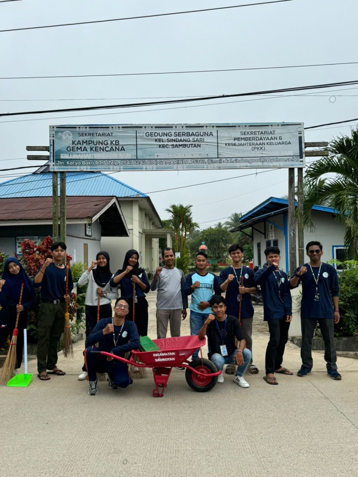 Gotong Royong membersihkan Rumput dan Sampah sekitar Lingkungan Aula Kelurahan Sindang Sari.