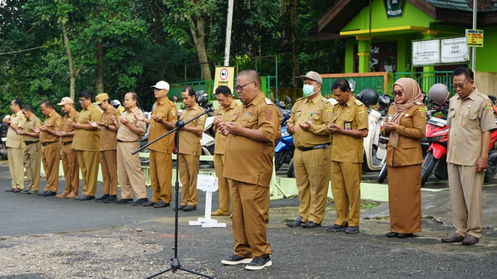 Apel Gabungan antar Kecamatan dan Kelurahan Se-Kecamatan Sambutan di hadiri seluruh Pejabat Struktural ASN dan NON ASN Kecamatan dan Kelurahan.
