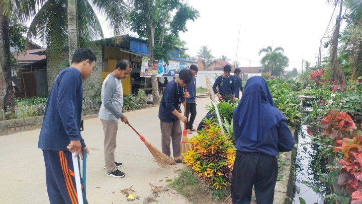 Gotong Royong membersihkan Draenase/Parit yang penuh sampah botol serta daun behamburan di Poros Jalan Karya Bakti RT.09 dan 07 Kelurahan Sindang Sari.