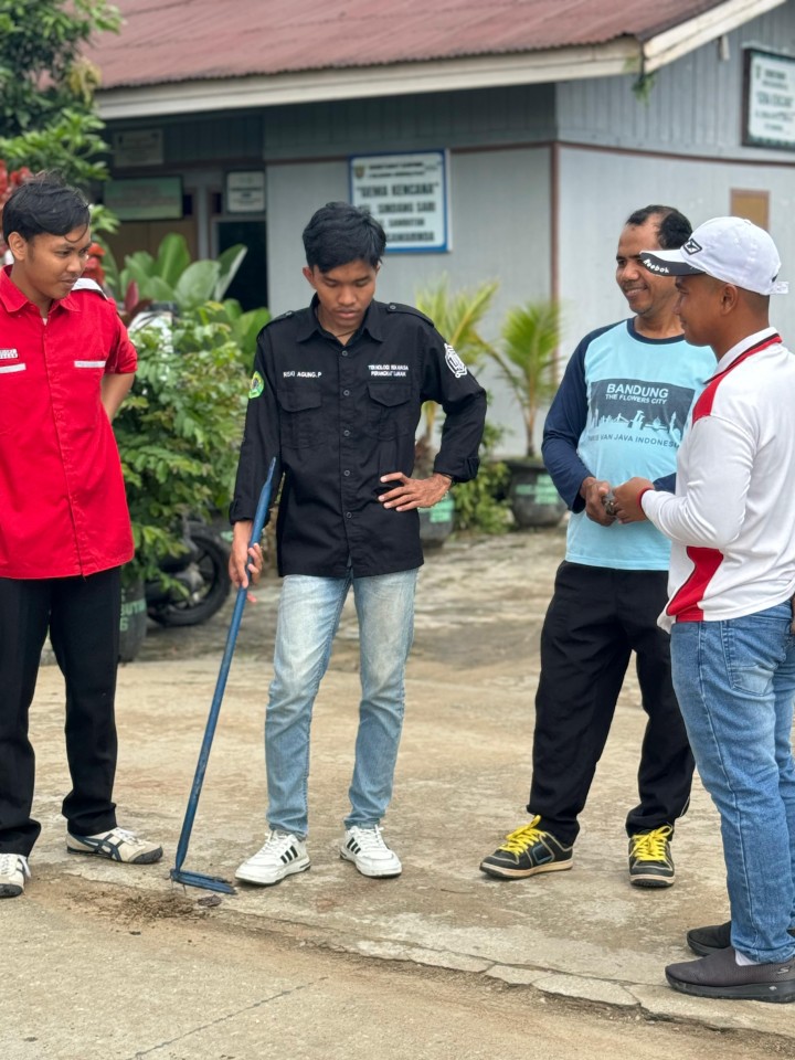 Gotong Royong membersihkan Draenase/Parit yang penuh sampah botol serta daun behamburan di Poros Jalan Karya Bakti RT.09 dan 07 Kelurahan Sindang Sari.
