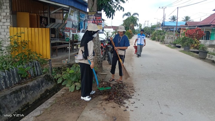 Gotong Royong membersihkan Draenase/Parit yang penuh sampah botol serta daun behamburan di Poros Jalan Karya Bakti RT.09 dan 07 Kelurahan Sindang Sari.