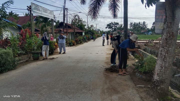 Gotong Royong membersihkan Draenase/Parit yang penuh sampah botol serta daun behamburan di Poros Jalan Karya Bakti RT.09 dan 07 Kelurahan Sindang Sari.