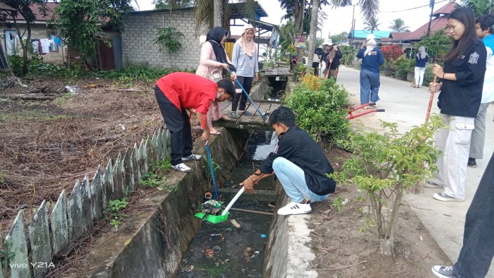 Gotong Royong membersihkan Draenase/Parit yang penuh sampah botol serta daun behamburan di Poros Jalan Karya Bakti RT.09 dan 07 Kelurahan Sindang Sari.