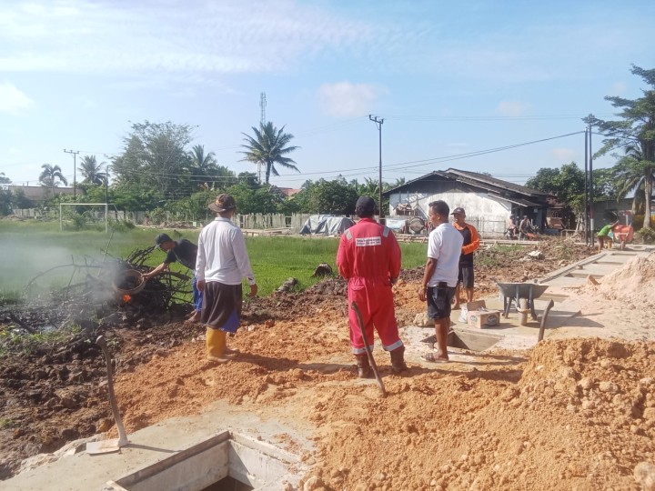 Gotong Royong Gabungan Bersama Seluruh RT.1-10 ,Lembaga Pemberdayaan Masyarakat (LPM)  dan Serta Masyarakat setempat Sindang Sari.