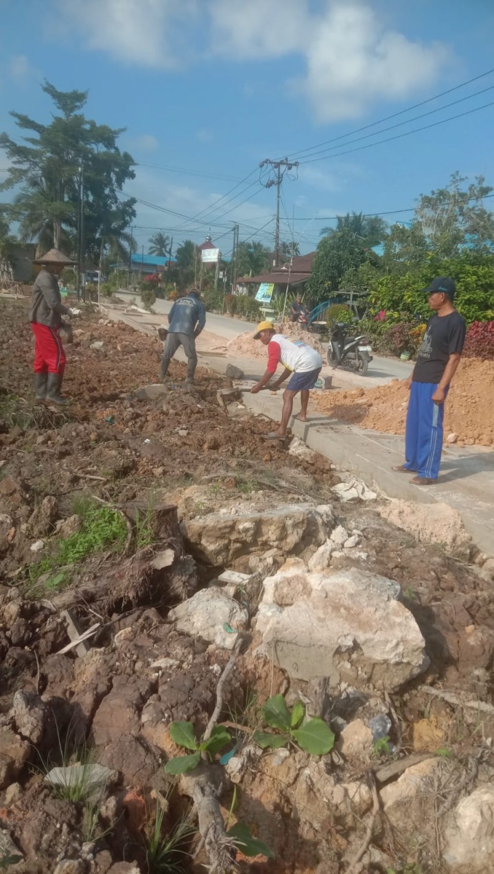 Gotong Royong Gabungan Bersama Seluruh RT.1-10 ,Lembaga Pemberdayaan Masyarakat (LPM)  dan Serta Masyarakat setempat Sindang Sari.