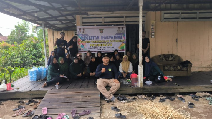 Menghadiri kegiatan pelatihan bagi ibu ibu dasawisma RT 6 dalam Probebaya bidang pemberdayaan masyarakat tahun 2024.