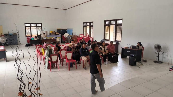 sosialisasi program kegiatan sekolah perempuan produktif kreatif lintas inspirasi nan gemilang dikampung KB Gema Kencana Sindang sari oleh mahasiswa/i Pusat Informasi Konseling (PIK) Remaja Unmul kepada para ibu kader dan remaja wanita Sindang sari,dgn narasumber dari dosen FKM Unmul dan perwakilan BKKBN Prov Kaltim.