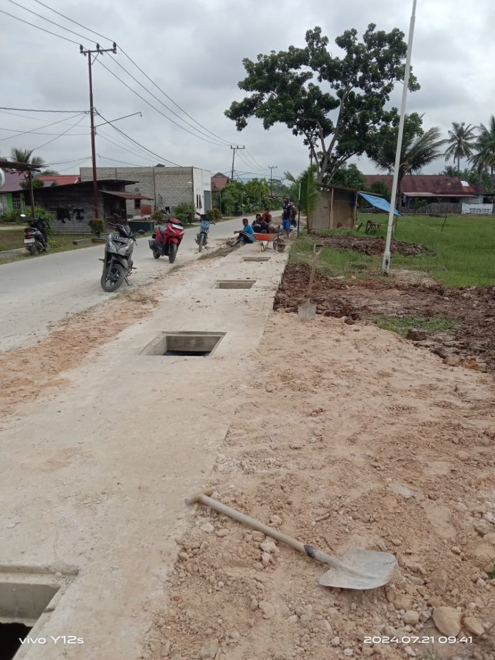 Gotong royong lanjutan di lapangan sasana bakti dan sepanjang jalan karya bakti dan jalan Widyagama dalam rangka bersih desa dan menyambut hari ulang tahun Sindang sari ke 42,kerja bakti dihadiri oleh perwakilan masing masing dari 10 RT se kel.sindang sari.