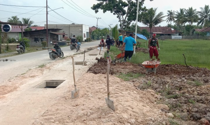 Gotong royong lanjutan di lapangan sasana bakti dan sepanjang jalan karya bakti dan jalan Widyagama dalam rangka bersih desa dan menyambut hari ulang tahun Sindang sari ke 42,kerja bakti dihadiri oleh perwakilan masing masing dari 10 RT se kel.sindang sari.