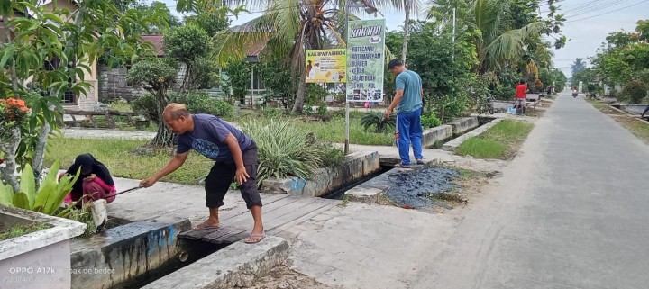 Gotong royong warga RT 5,6 dan 8  membersihkan  pekarangan rumah dan aliran parit/Draenase serta Pebaikan halaman TOGA dan menanam tamanan TOGA kembali