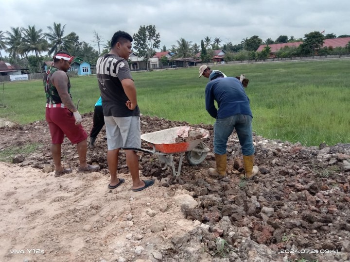 Gotong royong warga RT 5,6 dan 8  membersihkan  pekarangan rumah dan aliran parit/Draenase serta Pebaikan halaman TOGA dan menanam tamanan TOGA kembali