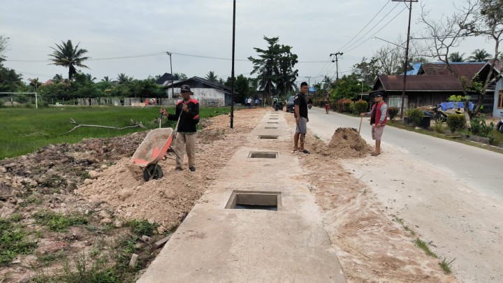 Gotong royong warga RT 5,6 dan 8  membersihkan  pekarangan rumah dan aliran parit/Draenase serta Pebaikan halaman TOGA dan menanam tamanan TOGA kembali