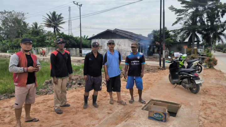 Gotong royong warga RT 5,6 dan 8  membersihkan  pekarangan rumah dan aliran parit/Draenase serta Pebaikan halaman TOGA dan menanam tamanan TOGA kembali
