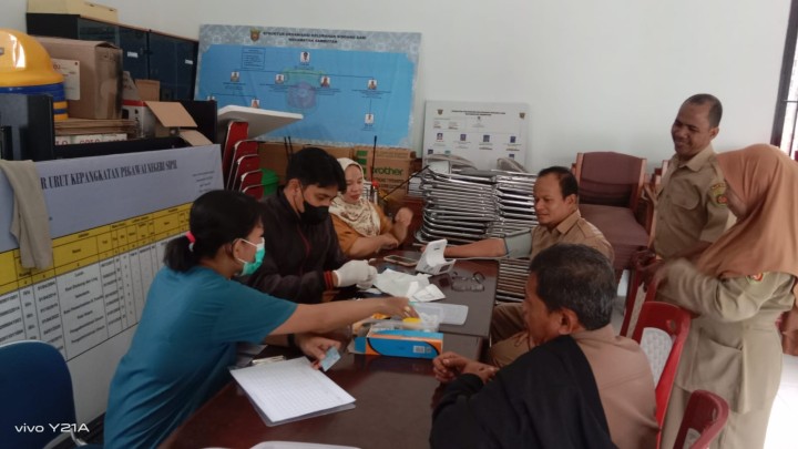 Pelaksanaan Skrining PTM (Pemeriksaan Tekanan Darah dan Gula Darah) Oleh PKM Makroman. Semua pegawai Kelurahan Sindang Sari.