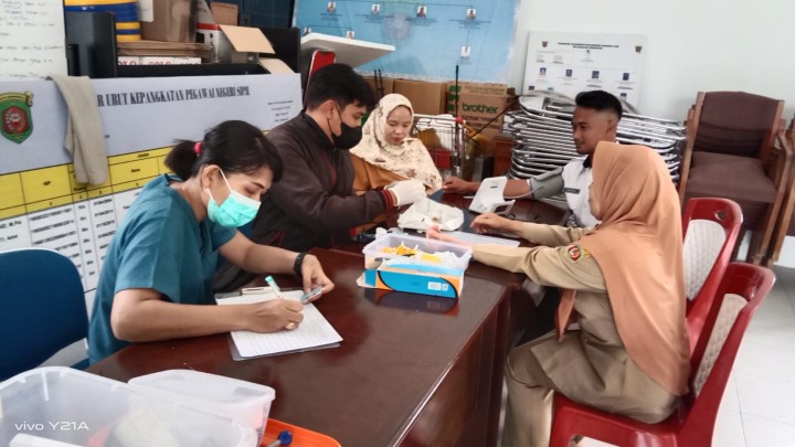 Pelaksanaan Skrining PTM (Pemeriksaan Tekanan Darah dan Gula Darah) Oleh PKM Makroman. Semua pegawai Kelurahan Sindang Sari.
