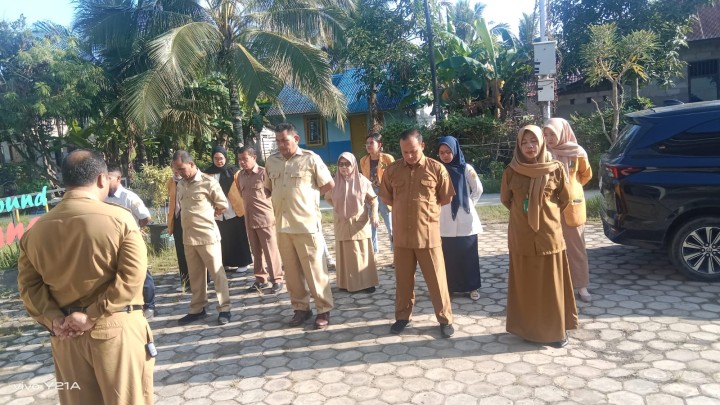 Rutinitas Apel pagi di lingkungan Pemerintahan Kelurahan Sindang Sari.