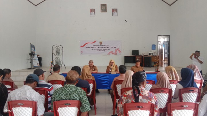 Pembinaan & Evaluasi Aparat Kelurahan dan Ketua RT Se-Kecamatan Sambutan. Di Hadiri Oleh Camat,Sekcam dan berserta Pejabat Sruktural Kecamatan dan Kelurahan ASN,NON ASN serta Ketua RT 1-10,Ketua POKMAS dan Pendamping Probebaya.