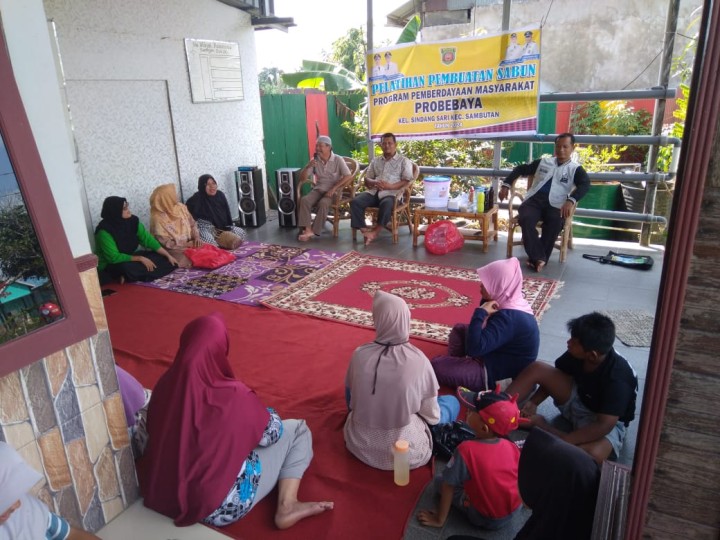 Pelaksanaan dua kegiatan Probebaya bidang pemberdayaan masyarakat tahun 2024 (pelatihan pembuatan sabun dan sosialisasi bank Ramli) di RT 9 Kel Sindang Sari.