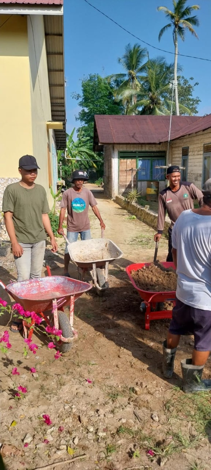 Gotong Royong bersama warga  Pengurukan Gang baru di wilayah RT.07
