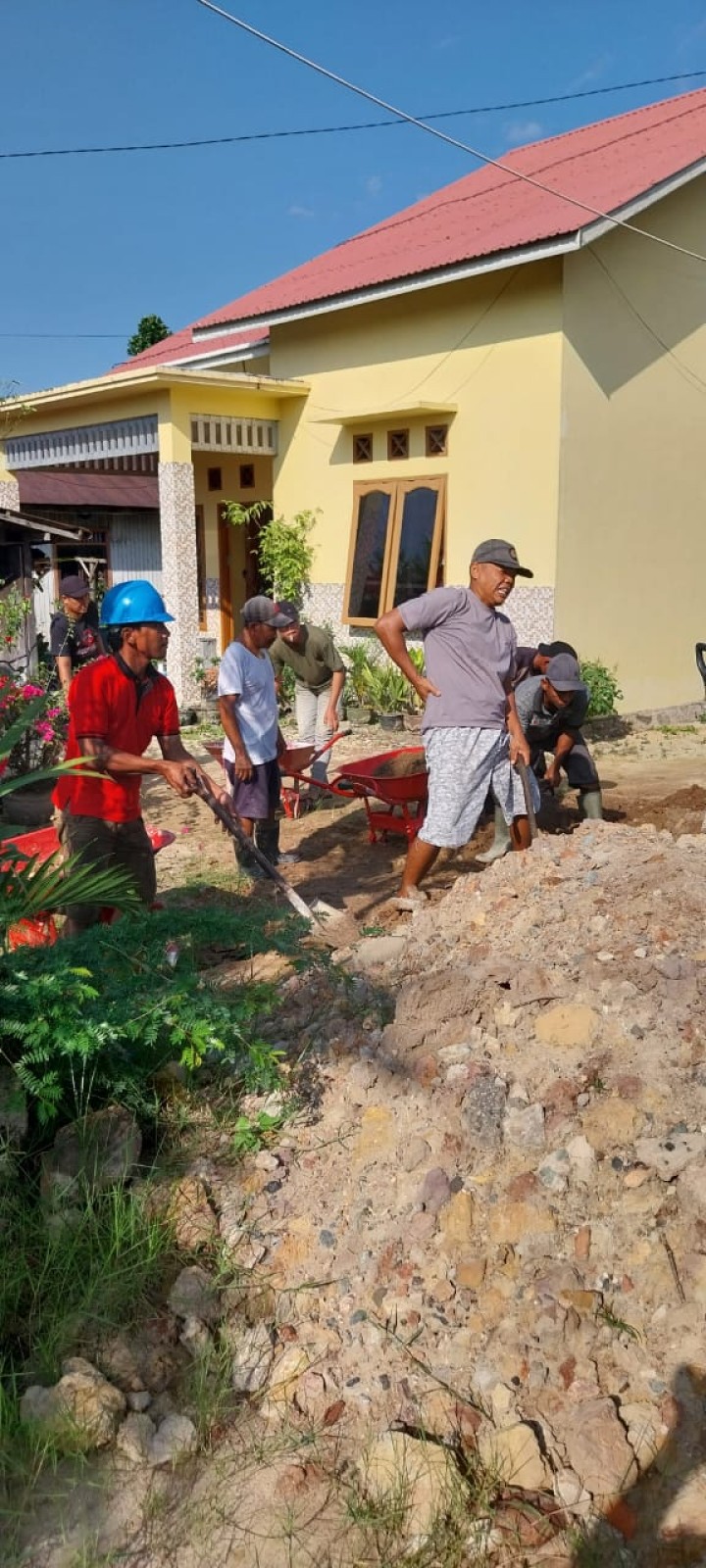 Gotong Royong bersama warga  Pengurukan Gang baru di wilayah RT.07