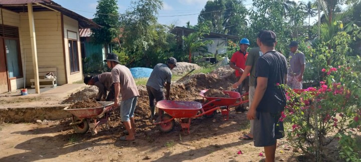 Gotong Royong bersama warga  Pengurukan Gang baru di wilayah RT.07