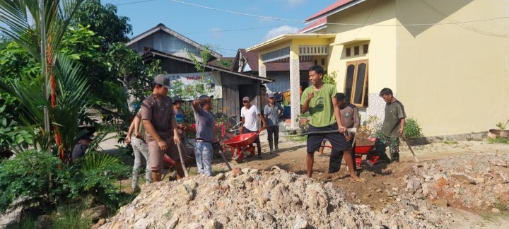 Gotong Royong bersama warga  Pengurukan Gang baru di wilayah RT.07