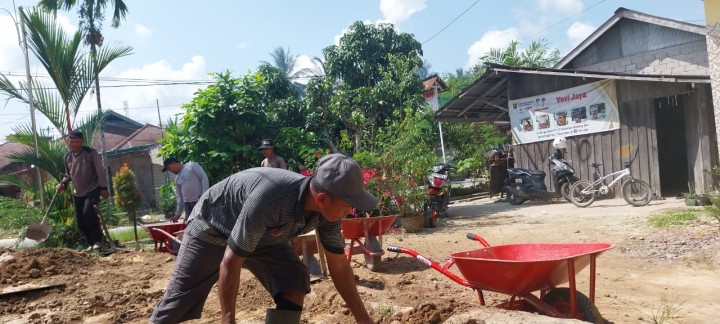 Gotong Royong bersama warga  Pengurukan Gang baru di wilayah RT.07