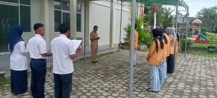 Rutinitas Apel Pagi di Lingkungan Pemerintahan Kelurahan Sindang Sari oleh Pejabat Struktural ASN,NON ASN dan Mahasiswa KKN Unmul Kota Samarinda,