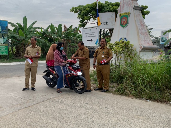 Pembagian Bendera Merah Putih di agendakan oleh pegawai kelurahan Sindang Sari